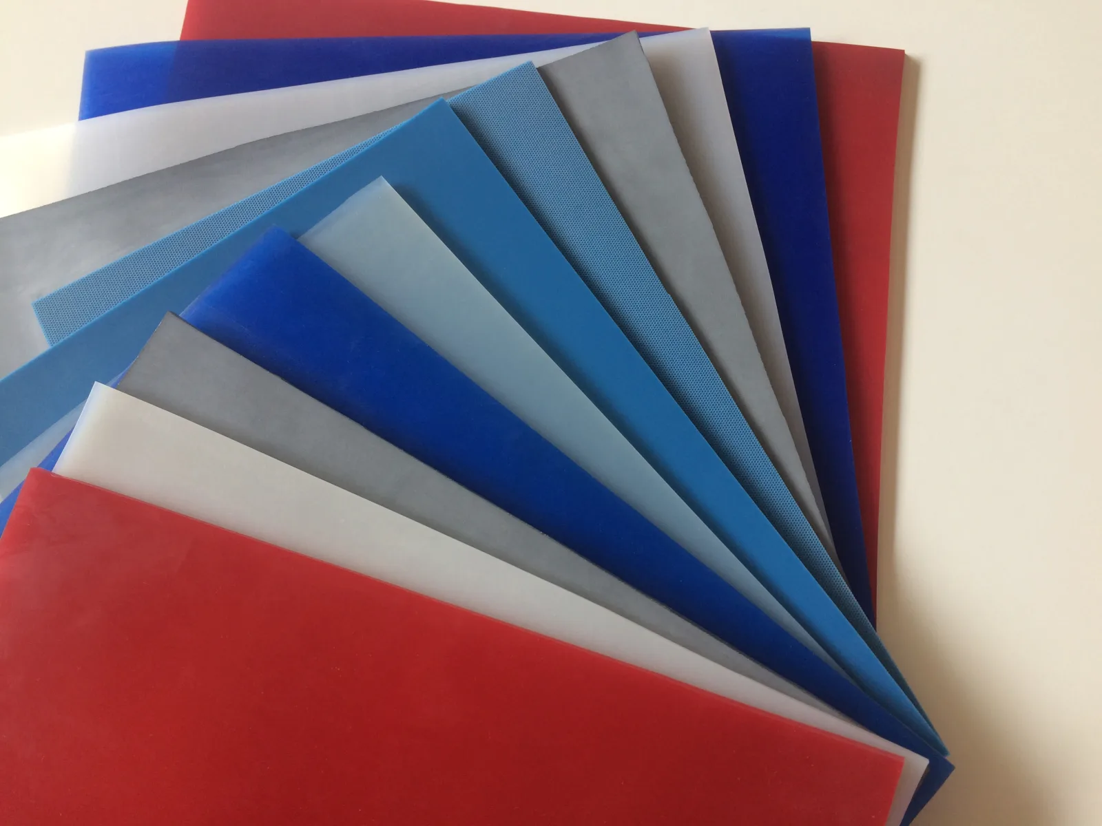 Fan of differently coloured membrane materials for industrial pressing processes